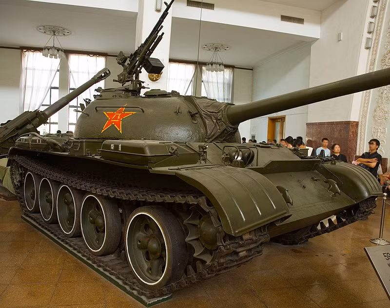 Mặc dù xe tăng T-54/59 hiện không còn đáp ứng được yêu cầu của cuộc chiến tranh hiện đại, nhưng xe tăng T-54/59 có ưu điểm là tiêu thụ nhiên liệu thấp và bảo trì dễ dàng, và nó vẫn hiệu quả trong việc duy trì an ninh trong nước hoặc chống lại phiến quân. Ảnh: Xe tăng T-59 - Nguồn: Wikipedia.