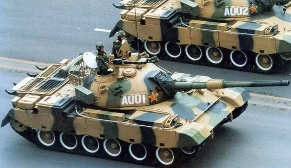 Loại xe tăng chiến đấu chủ lực hiện đại cuối cùng của Pakistan là xe tăng Type-80/88. Xe do Trung Quốc nghiên cứu chế tạo trong thập niên 1970-1980, là xe tăng chiến đấu chủ lực thế hệ 2 của Trung Quốc, phục vụ trong biên chế Giải phóng quân Trung Hoa từ năm 1980. Ảnh: Type-88 trước Quảng trường Thiên An Môn của Trung Quốc.