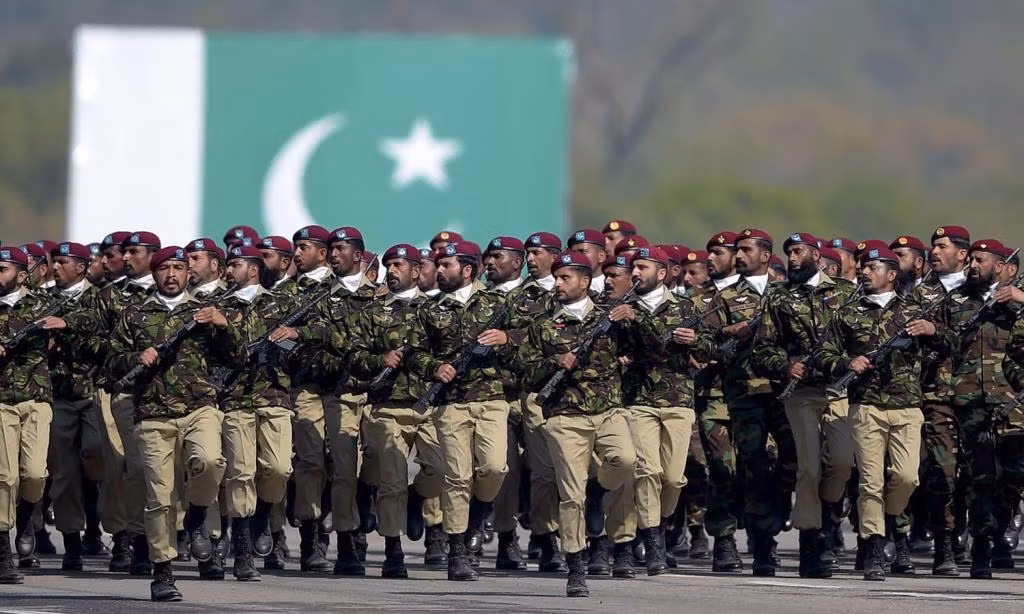 Do những hệ lụy dai dẳng của lịch sử để lại, Ấn Độ và Pakistan đã luôn ở thế đối đầu trực tiếp trong một thời gian dài qua. Hiện nay, lục quân Ấn Độ được coi là một trong những lục quân mạnh nhất thế giới với việc họ có trong tay hàng nghìn chiếc xe tăng chủ lực hiện đại T-90. Ở bên kia biên giới, Pakistan cũng không chịu lép vế khi đầu tư vô cùng nhiều cho đội xe tăng chủ lực của mình. Ảnh: Quân đội Pakistan trong một cuộc diễu binh.