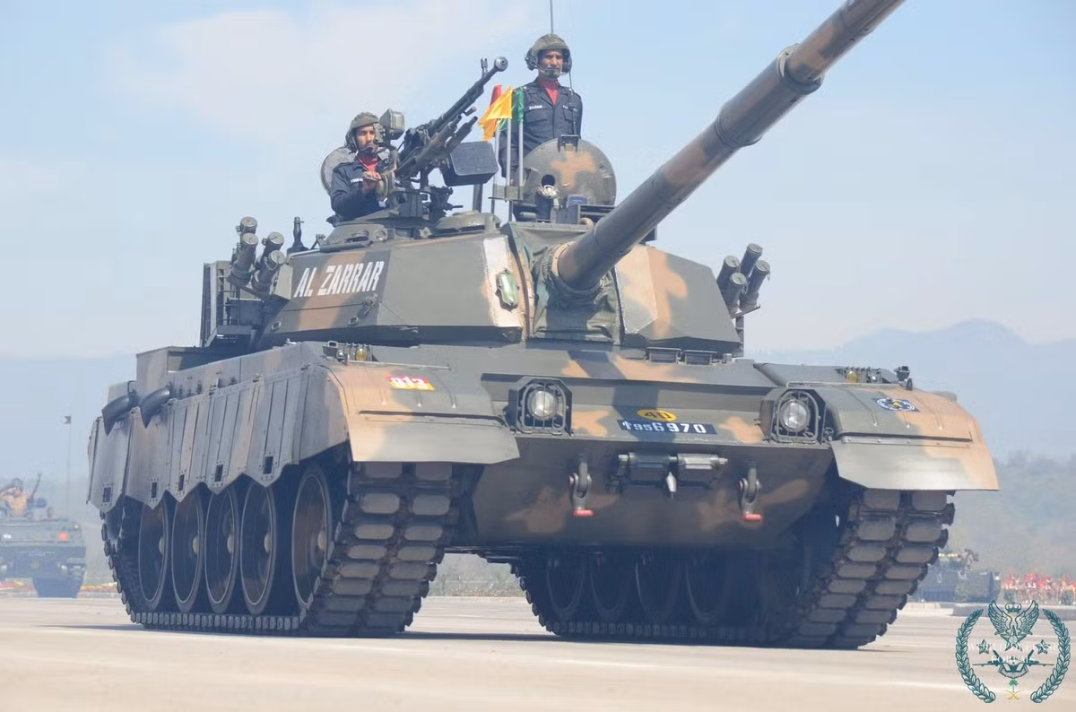 Loại xe tăng chủ lực thứ hai cũng có số lượng vô cùng đông đảo trong lực lượng Tăng - thiết giáp Pakistan là xe tăng Al-Zarrar. Xe được phát triển từ những năm 1990 và chính thức được chấp nhận đưa vào biên chế quân đội từ năm 2004. Ảnh: Xe tăng Al-Zarrar trong lễ duyệt binh.