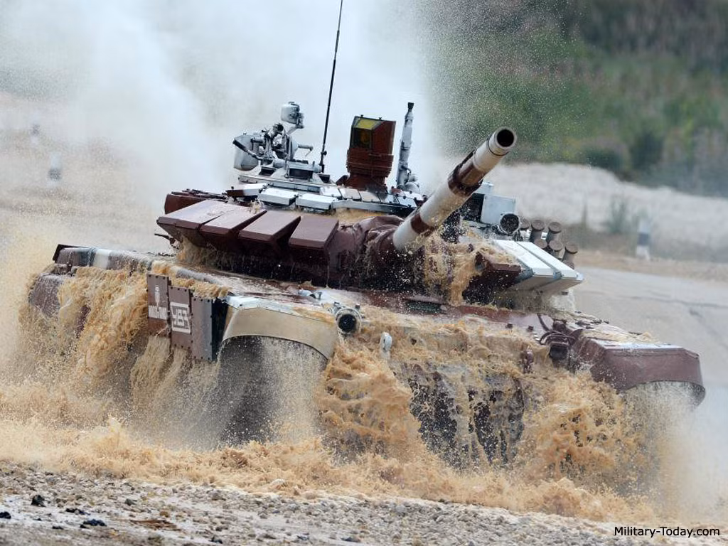 Đáng chú ý, theo vị tướng, Hội thao Army Games đã góp phần nghiêm túc vào việc thông qua quyết định này. Và đây không phải lần đầu tiên, bởi ở các kỳ thi tăng đầu tiên, các đội tham gia thi đấu chủ yếu sử dụng dòng xe tăng T-72B1. Sau đó, ở các kỳ tiếp theo được nâng dần lên T-72B3. Và giờ đây, từ 2021 trở đi, dường như các đội tuyển tham gia cuộc thi có cơ hội lớn sử dụng phiên bản T-72B3M. Riêng với đội tuyển xe tăng Việt Nam, từ Army Games 2021, chúng ta sẽ được chuyển lên nhóm 1, nghĩa là rất có thể các VĐV của ta sẽ được điều khiển xe tăng T-72B3M thi đấu với các đội tuyển rất mạnh như Nga, Trung Quốc, Belarus... Ảnh: Military-Today
