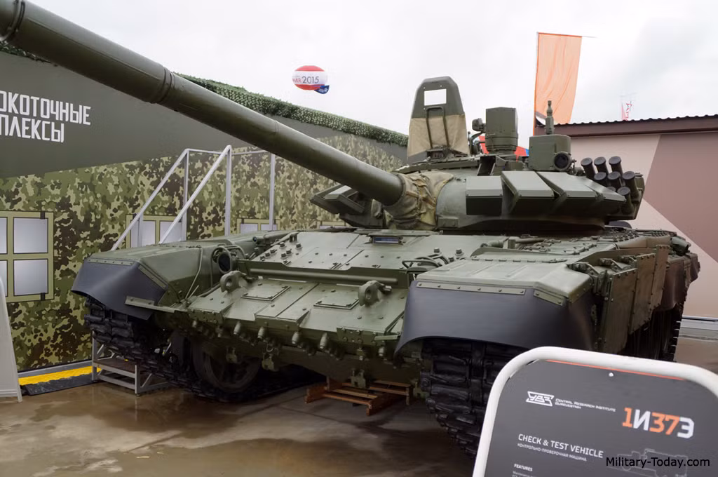So với T-72B3, T-72B3M nhìn chung không có bề ngoài quá khác biệt, có lẽ phải dân "chuyên ngành" mới có thể nhận thấy qua một số đặc điểm thiết bị điện tử của xe tăng. Theo các nguồn tin, T-72B3M còn có tên gọi khác là T-72B3 mod 2014 dựa vào số năm cỗ tăng lần đầu tiên xuất hiện trước công chúng. Mà đó lại là kỳ thi “Xe tăng hành tiến” năm 2014. Ảnh: Military-Today