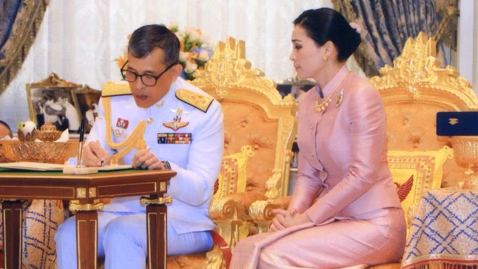 Mới đây, trong thông cáo chính thức của Hoàng gia Thái Lan tuyên bố, cô Sineenat Wongvajirapakdi đã “không làm điều gì sai trái” vì vậy được giữ nguyên tước vị Hoàng quý phi cũng như bậc hàm trong quân đội. Trước đó vào tháng 10 năm 2019, cô Sineenat đã bị tước bỏ hoàn toàn các tước vị của mình sau cáo buộc “vô ơn” và “có hành động không phù hợp” đối với Hoàng hậu Suthida. Ảnh: Quốc vương Thái Lan và Hoàng hậu Suthida