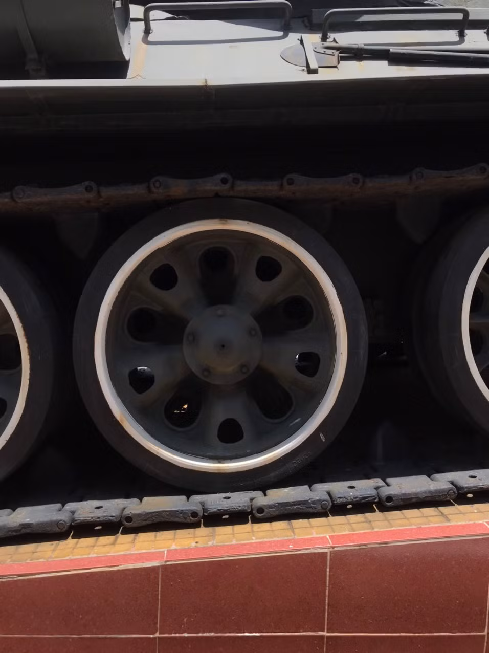 Xe tăng T-34-85 sử dụng bộ truyền động bánh xích với 5 bánh chịu lực mỗi bên. Ảnh: Cận cảnh bánh chịu lực của xe tăng T-34-85. Loại bánh chịu lực nguyên bản của xe đã được Việt Nam thay thế bằng loại bánh chịu lực dạng 5 cánh sao tương tự như xe tăng T-55 hoặc dạng 12 cánh tương tự như xe tăng T-54.