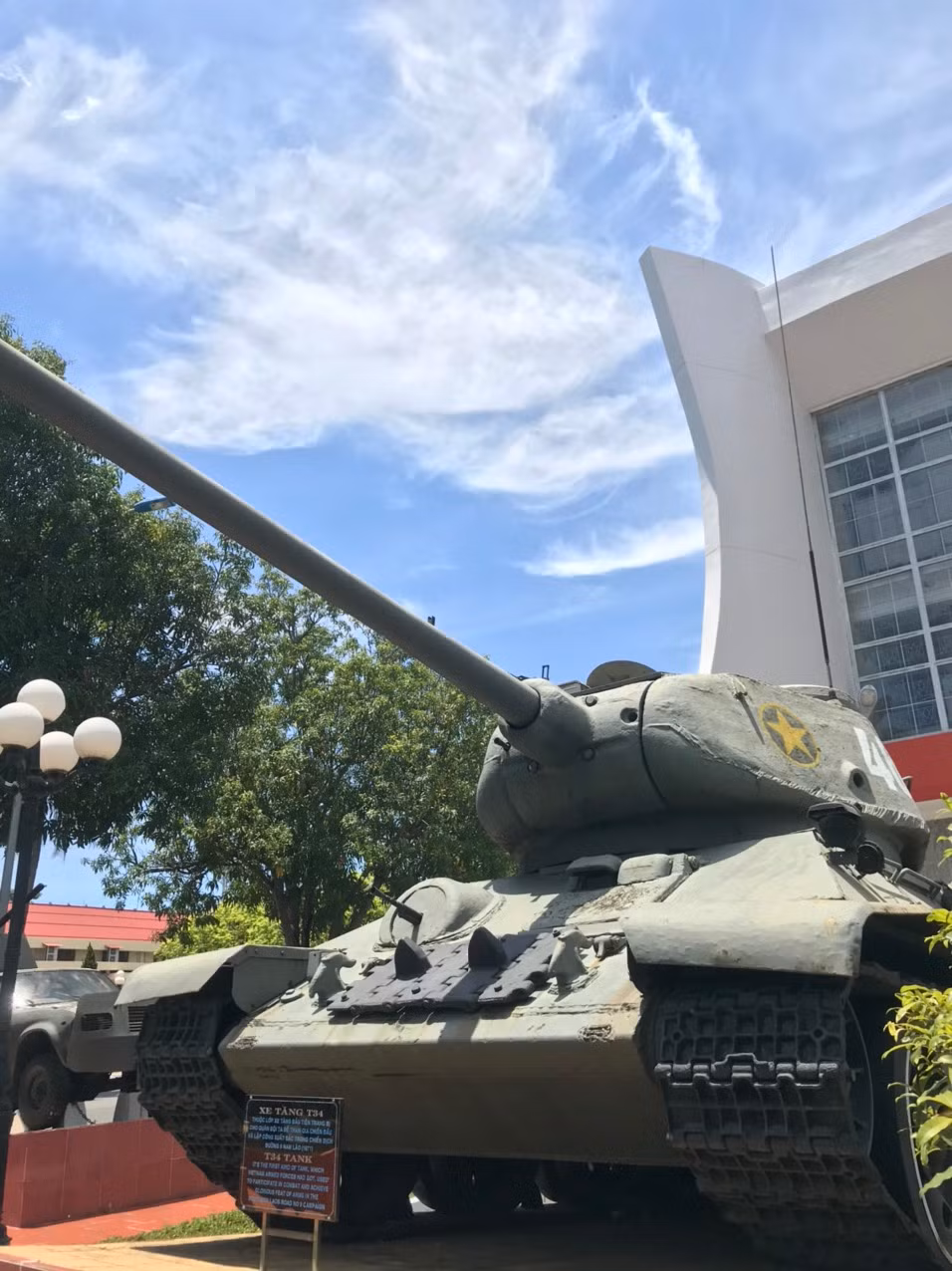 Việt Nam nhận được chiếc xe tăng T-34-85 đầu tiên do Liên Xô viện trợ vào ngày 13/7/1960. Tuy nhiên phải mất 10 năm sau, cuối năm 1970 các xe tăng này mới được đưa vào nam Khu 4 để chuẩn bị tham gia chiến dịch Đường 9 – Nam Lào. Đây cũng là loại xe tăng đầu tiên của quân đội nhân dân Việt Nam tham gia cuộc kháng chiến chống Mỹ. Ảnh: Xe tăng T-34-85 số hiệu 464 được trưng bày tại bảo tàng Quân khu 5.