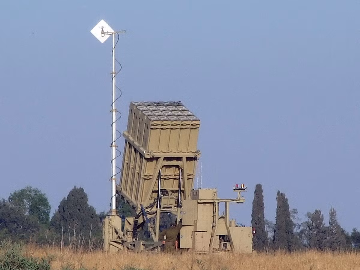 Hệ thống phòng không “Vòm sắt” của Israel có thể đánh chặn và phá hủy các tên lửa và đạn pháo tầm ngắn phóng từ khoảng cách 4-70 km. Không dừng lại ở đó, có tin Ấn Độ đang đàm phán với Israel để trang bị hệ thống phòng không chống tên lửa đạn đạo Arow-2. Ảnh: Hệ thống Vòm sắt. Nguồn: Wikipedia.