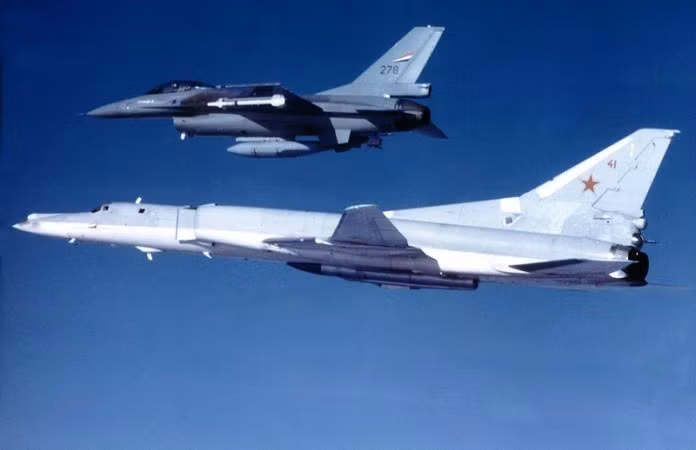 Theo truyền thông Thổ Nhĩ Kỳ, một máy bay ném bom siêu âm tầm xa Tu-22M3 của không quân Nga trong lúc đang tuần tra trên biển Đen đã bị một máy bay F-16 Thổ Nhĩ Kỳ chặn đứng và buộc quay đầu. Ảnh: Máy bay ném bom Tu-22M3 của Nga bị một máy bay F-16 của không quân Na Uy áp sát.