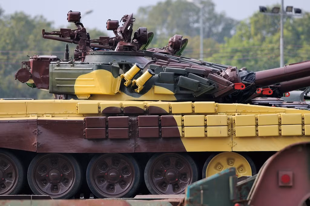 Ấn Độ sau khi đã sản xuất T-72 đã tiếp tục nâng cấp lên chuẩn T-72 Ajeya MK2 sử dụng nhiều công nghệ phương tây và Israel cho phép xe có sức mạnh vượt trội hơn. Ảnh: Cận cảnh một chiếc T-72 của Ấn Độ với màu sơn khá lòe loẹt.