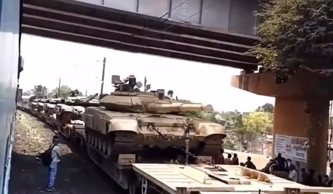 Đáp trả lại, mới đây, phía Ấn Độ đã tung video cho thấy hàng dài các xe tăng T-72 và T-90 của Ấn Độ đang được vận chuyển trên tàu hỏa của Quân đội tiến về hướng biên giới Ladakh. Ảnh: Xe tăng T-90 Ấn Độ trên tàu hỏa.
