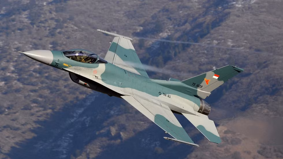 Và người Mỹ với tính "thực dụng" của mình, đã tính toán bán các phiên bản F-16 bị cắt giảm nhiều tính năng; nhưng cũng vừa đảm bảo tăng cường sức mạnh của Trung Quốc, vừa bán được vũ khí mà lại không sợ bị lo thất thoát công nghệ.