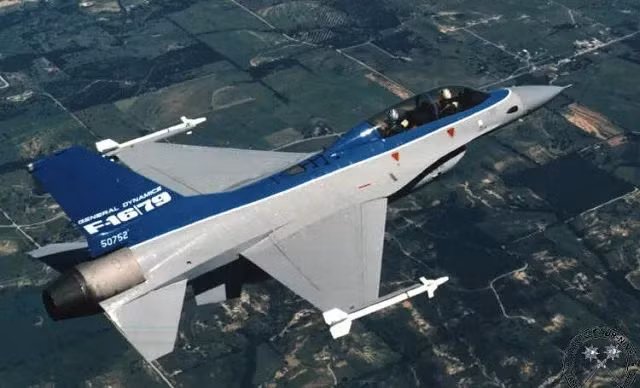 Để phục vụ cho chính sách xuất khẩu thương mại của Mỹ, vào thời điểm đó, General Dynamics đã chế tạo ra một phiên bản xuất khẩu bị cắt giảm tính năng so với phiên bản gốc của máy bay F-16 (có tên mã F-16/79); động cơ F100-PW-200 nguyên bản được thay thế bằng động cơ J79-GE-17X yếu hơn (đây là động cơ của máy bay chiến đấu F-4 thế hệ trước của Mỹ). Ảnh: Phiên bản F-16/79 dùng để xuất khẩu cho Trung Quốc.