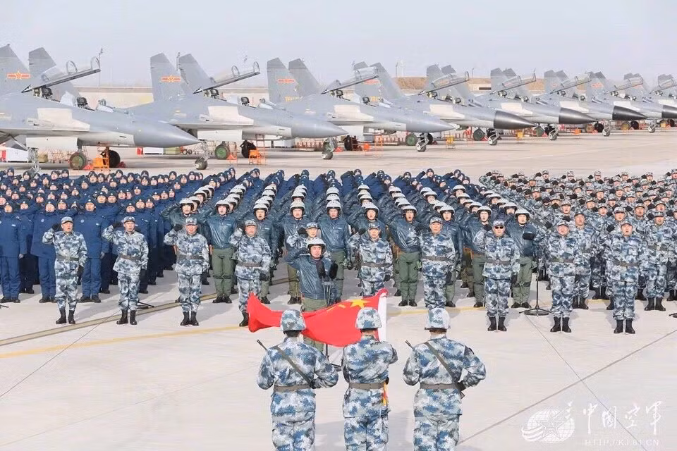 Các cuộc diễn tập của Trung Quốc diễn ra trong bối cảnh quan hệ Mỹ - Trung đang vô cùng căng thẳng sau khi Ngoại trưởng Mỹ - Mike Pompei hôm 13/7 ra tuyên bố bác bỏ hầu hết các yêu sách chủ quyền phi lý của Trung Quốc trên Biển Đông. Ảnh: Biên đội các tiêm kích hạng nặng J-16 của Trung Quốc tại căn cứ.