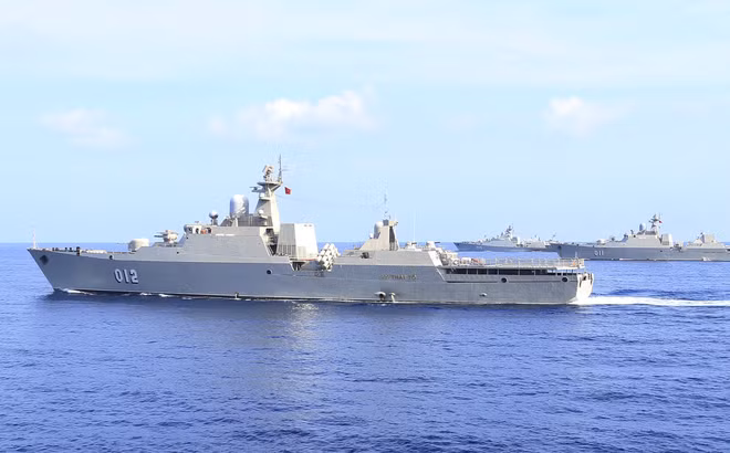 Nhưng một điều bất cập là số lượng chiến đấu cơ Su-30 MK2 trong biên chế Không quân ta lại không nhiều, không thể triển khai dàn trải để đi theo nhiều tàu hoạt động một cách độc lập trên biển. Do đó, các tàu thường công kích theo biên đội để có thể dễ dàng cho các máy bay tiêm kích phát huy khả năng cao nhất. Ảnh: Biên đội tàu chiến Gepard 3.9 của Việt Nam.