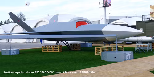 Về lĩnh vực không gian, Tập đoàn Kronstadt đã lần đầu giới thiệu mẫu UAV mang tên Thunder. Nó sẽ là một mẫu máy bay không người lái có khả năng kết hợp hoạt động cùng với các máy bay có người lái, đảm nhiệm các vai trò như trinh sát và tham gia công kích mặt đất. Theo nhận định, Thunder có thể mang theo tên lửa dẫn đường cũng như nhiều loại bom khác nhau. Ảnh: UAV Thunder tại buổi triển lãm .