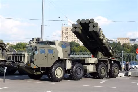 Tổ hợp pháo phản lực phóng loạt tầm xa mới mang tên Tornado-S cũng được giới thiệu. Pháo phản lực cỡ nòng 300mm với 12 ống phóng, được trang bị bổ sung bộ tìm kiếm với định vị vệ tinh giúp nó có tầm bắn lên tới 120km và mức độ chính xác hơn gấp 15-20 lần so với người tiền nhiệm BM-30 Smerch. Ảnh: Tổ hợp pháo phản lực Tornado-S.