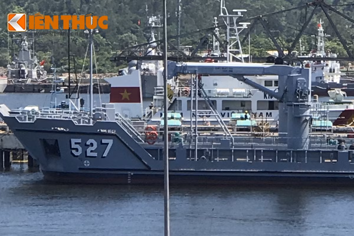 Tàu được trang bị một cần cẩu máy giúp có thể dễ dàng vận chuyển hàng hóa lên xuống boong tàu nhanh chóng và dễ dàng. Đồng thời mũi tàu được thiết kế có thể mở để phương tiện và binh sĩ bổ bộ ra bên ngoài. Ảnh: Cận cảnh cần cẩu máy trên tàu 527.