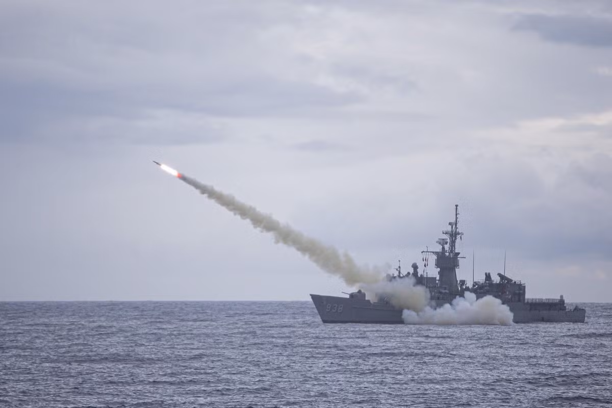 Khinh hạm ROCS Ning Yang (FFG-938) của Hải quân Đài Loan phóng tên lửa phòng không từ tổ hợp RIM-7 Sea Sparrow trên tàu, trong khuôn khổ cuộc diễn tập Hán Quang 36. Đây vốn là chiếc USS Aylwin của Hải quân Hoa Kỳ được Đài Loan mua lại, thuộc lớp Knox, hạ thủy năm 1970 và lượng giãn nước đầy tải hơn 4.000 tấn. Tàu có thể mang 8 tên lửa chống hạm Harpoon.