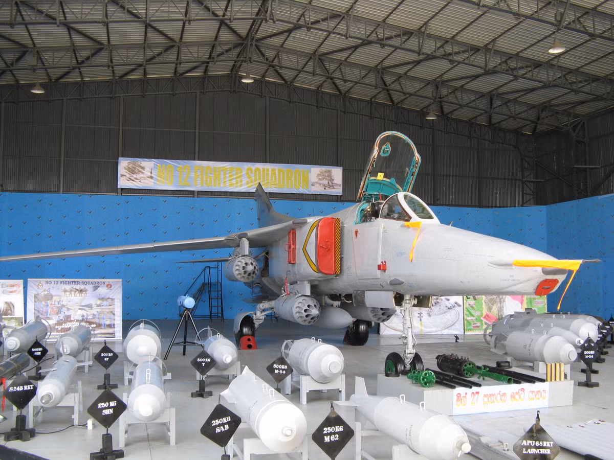 Thiết kế cánh xoay được dẫn động bằng thủy lực của MiG-27 cho phép MiG-27 điều chỉnh hiệu suất phù hợp với tình huống: nếu khép hoàn toàn ở góc 16˚, MiG-27 có khả năng bay ổn định ở tốc độ thấp; khi mở cánh hoàn toàn ở góc 72˚, cho khả năng đạt hiệu suất siêu thanh; nếu cánh ở 45˚, là tiêu chuẩn cho bay bình thường. Ảnh: MiG-27 của Không quân Sri Lanka - Nguồn: Wikipedia.