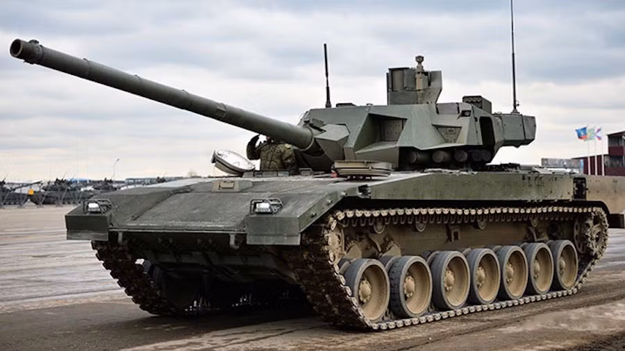 Xe tăng T-14 có chiều dài 10.8m, rộng 3.5m, khối lượng 55 tấn, sử dụng một pháo 2A82-1M cỡ nòng 125mm, kíp lái 3 người. Xe được ra mắt lần đầu năm 2015 và vẫn đang trong quá trình thử nghiệm, chưa được biên chế vào quân đội Nga. Ảnh: Xe tăng T-14 trong một cuộc tập duyệt trước lễ duyệt binh kỷ niệm Ngày chiến thắng Phát xít.