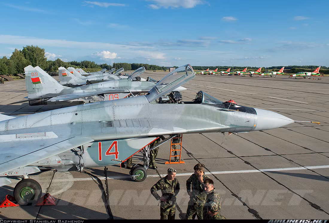Cộng với đó là việc Su-27 hiện nay cũng đã hoạt động được gần 30 năm, các linh kiện hàng không đã là công nghệ của thập niên 1980, để nó có thể tiếp tục hoạt động hiệu quả nhất yêu cầu một quá trình nâng cấp lớn trong khi điều kiện kinh tế của Belarus không cho phép. Những lí do đó đã khiến cho Belarus quyết định cho nghỉ hưu toàn bộ phi đội Su-27 của mình và chỉ duy trì các tiêm kích MiG-29 vốn có chi phí hoạt động thấp hơn đáng kể nhưng bù lại cũng là năng lực tác chiến kém hơn Su-27 rất nhiều. Ảnh: Phi đội MiG-29 của Belarus.