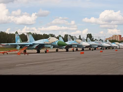 Một trong những lĩnh vực mà Belarus được thừa hưởng nhiều nhất đó là hàng không, khi nước này nhận được số lượng lớn máy bay tiêm kích thế hệ 3 như MiG-21, MiG-23, cường kích Su-24, Su-25, tiêm kích tiệm cận thế hệ 4 như MiG-25 và cả các tiêm kích thế hệ 4 như MiG-29 và Su-27.