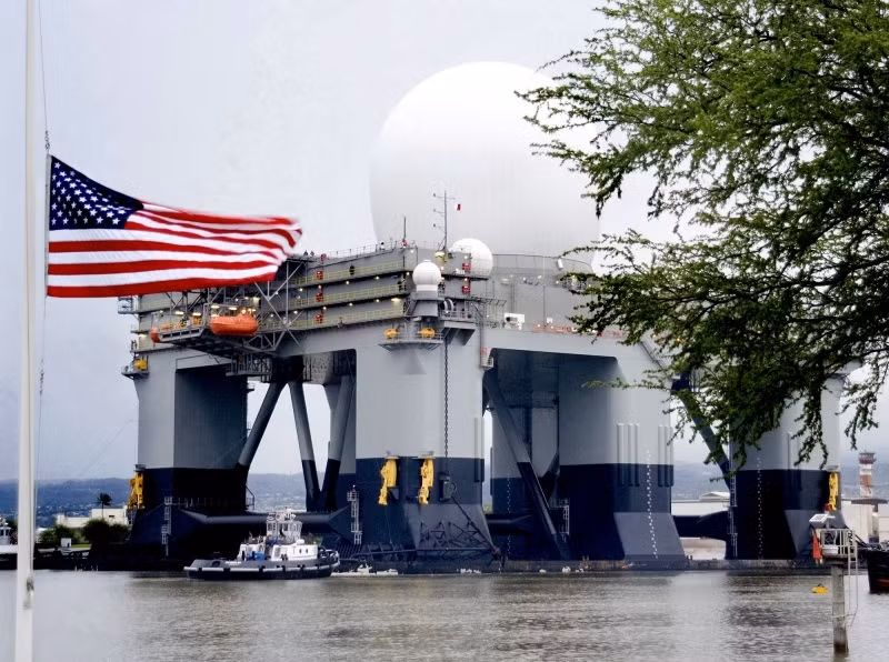 Trên thực tế, Mỹ đã bố trí mạng lưới radar rộng khắp để “bủa vây” Trung Quốc, ngoài theo dõi đánh cắp các tin tức tình báo cũng như phát hiện ngay các vụ phóng tên lửa của Trung Quốc; hệ thống còn cung cấp dữ liệu, để các hệ thống đánh chặn tên lửa của Mỹ, bố trí ở Hàn Quốc, Nhật Bản hoặc các tàu chiến trang bị hệ thống Aegis, kịp thời đánh chặn. Ảnh: Radar băng tần X của Mỹ bố trí trên biển Nhật Bản.