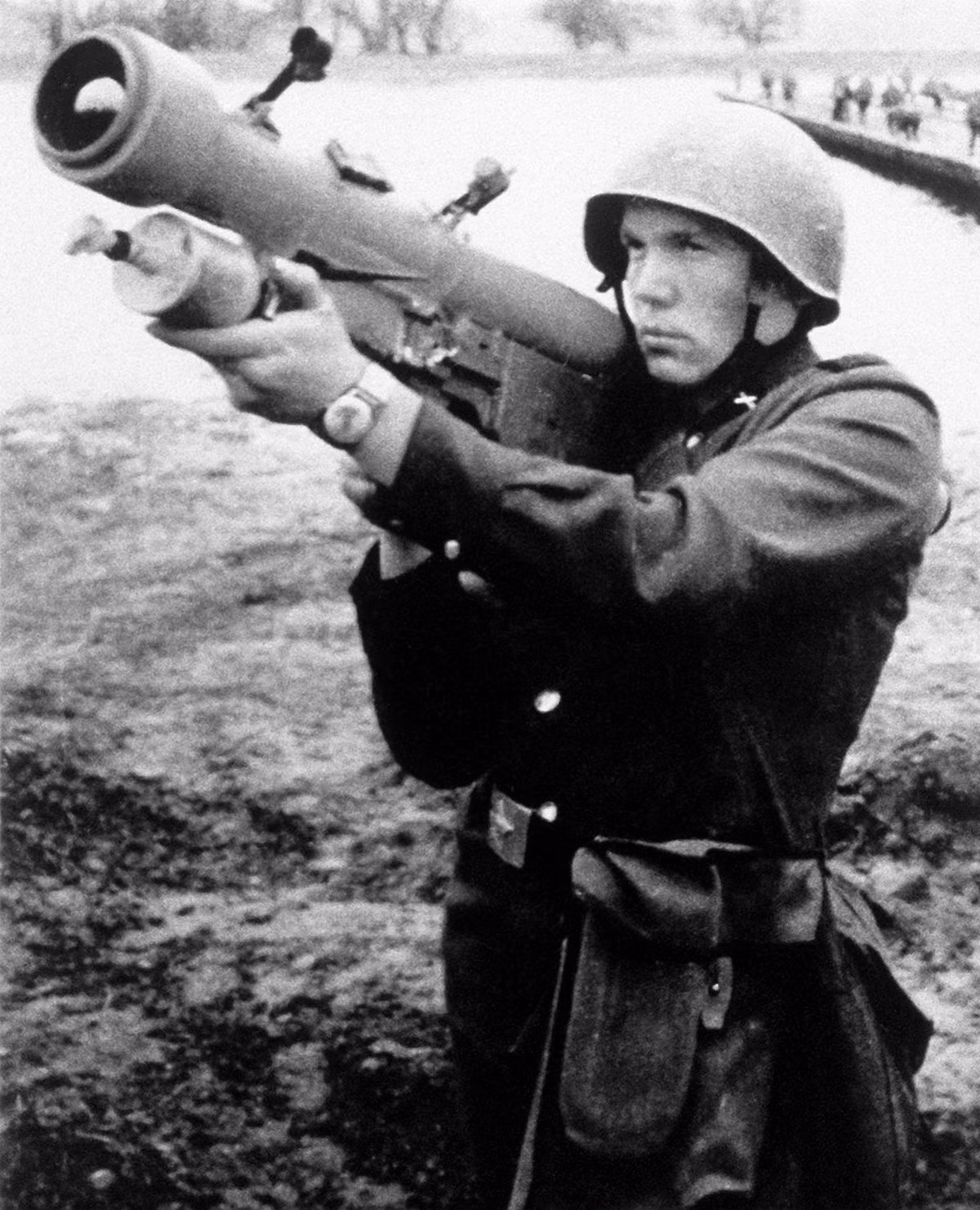 Tên lửa phòng không vác vai 9M32 Strela-2 (NATO định danh là SA-7) được đưa vào biên chế Hồng quân Liên Xô kể từ năm 1968 và đến năm 1972, các tên lửa này được viện trợ cho Việt Nam. Phía ta đã đặt tên loại tên lửa này là A-72 và sử dụng rất hiệu quả trong phòng không tầm thấp. Chỉ trong 3 năm từ 1972-1975, tiểu đoàn 172 đã sử dụng tên lửa A-72 tiêu diệt tới 157 máy bay các loại của địch cho ta thấy sức tác chiến ghê gớm của loại tên lửa này. Ảnh: Một binh sĩ Liên Xô với tên lửa vác vai Strela-2.