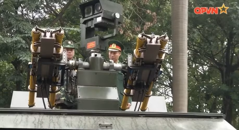 Trong tình hình mới, nhằm đáp ứng nhu cầu của chiến tranh hiện đại, Việt Nam đã tự nghiên cứu chế tạo hệ thống phòng không tự hành sử dụng các tên lửa A-72 với mục đích tạo ưu thế trên chiến trường, bảo vệ đội hình bộ binh trước máy bay bay thấp. Ảnh: Hệ thống phòng không tự hành do Việt Nam chế tạo. Nguồn: QPVN 