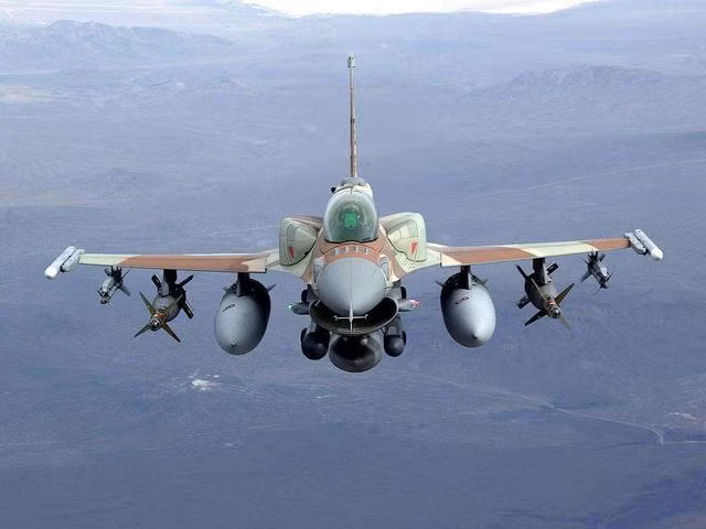 Lợi thế lớn nhất của Israel là không quân, nếu Israel sử dụng lực lượng không quân để tiến hành các cuộc không kích vào lực lượng xe tăng của Quân đội Syria, thì phía Syria hoàn toàn không thể chống lại được; nhưng hiện tại, vị trí triển khai của Sư đoàn 4, nằm trong phạm vi bảo vệ của căn cứ Hmeymim của Nga.