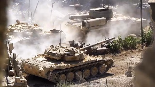 Sư đoàn thiết giáp Số 4 của Syria, là đơn vị được “thử lửa” nhiều nhất tại khu vực Trung Đông hiện nay, đồng thời được các cố vấn Nga kèm cặp; trang bị chủ yếu của Sư đoàn là các loại xe tăng chiến đấu chủ lực T-72B1 và T-90A; trong đó T-90A là phiên bản giành cho Quân đội Nga, tính năng của nó mạnh hơn nhiều so với phiên bản T-90S giành cho xuất khẩu.