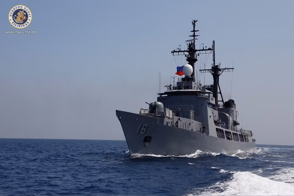 Sang năm 2012, Philippines tiếp tục ký hợp đồng mua lại chiếc USCGC Dallas (WHEC-716) cũng thuộc lớp Hamilton đã qua sử dụng của Tuần duyên Hoa Kỳ loại biên. Tàu này được hạ thủy từ năm 1968 và chuyển giao lại cho Philippines, được đặt tên là BRP Ramon Alcaraz PS-16. Ảnh: Tàu BRP PS-16 của Philippines, trước đây là tàu USCGC Dallas của Hoa Kỳ