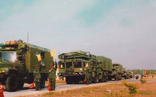 Từ đầu những năm 2000 khi đặt mua tổ hợp tên lửa phòng không S-300PMU-1, quân đội ta đã lựa chọn cấu hình sử dụng radar 96L6E vốn là radar của tổ hợp S-400 sau này, đây có thể là một bước đi có tính toán sau này. Ảnh: Bộ đội Việt Nam triển khai chiến đấu với radar 96L6E - Nguồn: TL.
