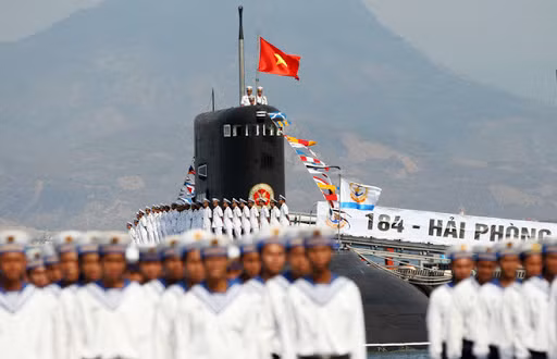 Một lực lượng hải quân mạnh mẽ không chỉ bởi những con tàu chiến mang được nhiều tên lửa, hay những chiếc tàu ngầm mang được nhiều ngư lôi, mà bên cạnh đó, công tác hỗ trợ tác chiến đến từ các tàu bảo đảm chiến đấu trong biên đội cũng là vô cùng quan trọng. Một trong những lực lượng như vậy của Hải quân Việt Namh là hạm đội tàu quét mìn quy mô hàng đầu khu vực. Ảnh: Tàu ngầm 184 Hải Phòng