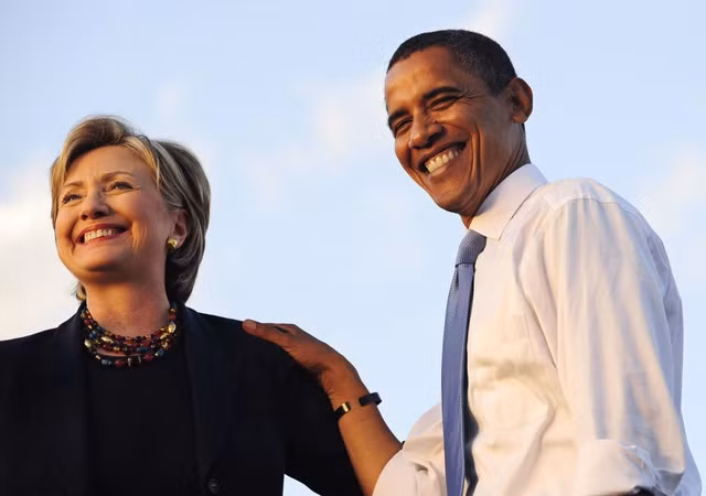 Trong những năm gần đây, thực hiện chính sách “Xoay trục sang châu Á” của cựu Tổng thống Mỹ Barack Obama, Mỹ đã điều lực lượng sang khu vực Châu Á – Thái Bình Dương, với mục đích không giấu giếm là để kiềm chế Trung Quốc, đảm bảo tự do hàng hải, hàng không ở khu vực Biển Đông và Biển Hoa Đông. Ảnh: Cựu Tổng thống Barack Obama và cựu Ngoại trưởng Hillary Clinton, những người đặt nền móng “Xoay trục sang châu Á”.
