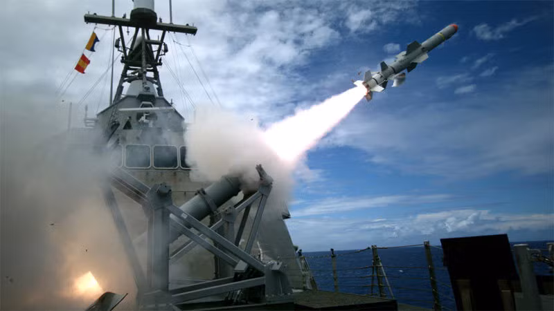 Chủ đề của cuộc tập trận RIMPAC-2020 đó là “Khả năng, thích ứng và đối tác”, bao gồm nội dung như tác chiến chống ngầm đa quốc gia, hoạt động ngăn chặn hàng hải, tập trận bắn đạn thật. Ảnh: Màn bắn đạn thật tại cuộc diễn tập RIMPAC-2018.