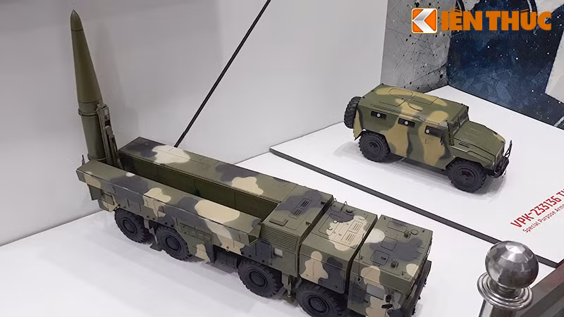 Về phần Việt Nam, sở dĩ Nga giới thiệu Iskander-E tại Hà Nội có lẽ tới từ lịch sử quan hệ quốc phòng hai nước. Và họ xem Việt Nam sẽ là khách hàng tiềm năng của hệ thống này để thay thế các hệ thống tên lửa đạn đạo cũ.