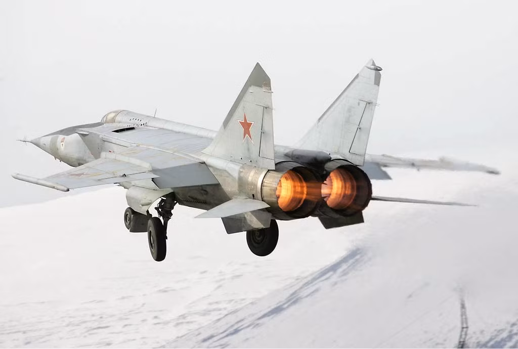 Tầm bay của MiG-25 đạt 1.860km nếu bay tốc độ cận âm Mach 0,9, nếu duy trì tốc độ siêu âm Mach 2,35 thì nó chỉ bay 1.630km và càng giảm dần nếu càng tăng tốc độ nhanh hơn. Trần bay của MiG-25 đạt 20,7km với 4 tên lửa hoặc 24km với 2 đạn, tốc độ leo cao 208m/s. Ảnh: Wikipedia