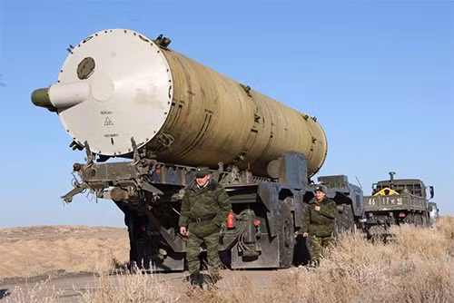 Giống như tên lửa đánh chặn GBI của Mỹ, A-135 "Amur" được thiết kế để ngăn chặn các cuộc tấn công hạn chế của tên lửa đạn đạo xuyên lục địa (ICBM). Tên lửa được trang bị đầu đạn hạt nhân 10 kiloton, do vậy tên lửa đánh chặn không cần bắn trúng mục tiêu mà chỉ cần đầu đạn hạt nhân phát nổ, bức xạ hạt nhân làm tê liệt và đốt cháy thiết bị điện tử của tên lửa đạn đạo.