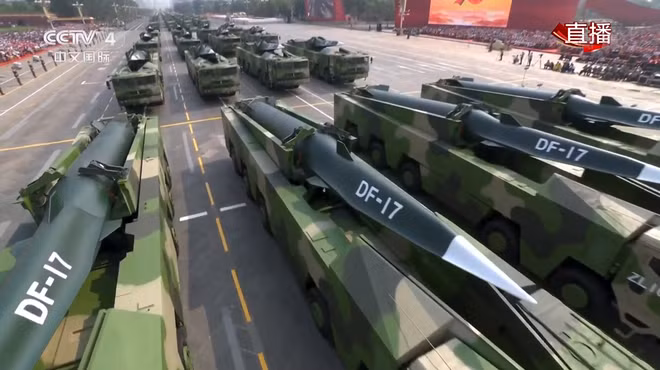 Mặc dù Trung Quốc chưa có được những thành công như của Nga và chỉ mới có 1 tổ hợp tên lửa siêu thanh; nhưng nếu xét về thời điểm biên chế cho quân đội, Trung quốc lại là nước đi đầu và với tiềm lực hiện có, Trung Quốc có thể làm được trong những dự án mới. Ảnh: Tên lửa DF-17, vũ khí tương lai của Lực lượng Tên lửa Chiến lược Trung Quốc - Nguồn: CCTV.