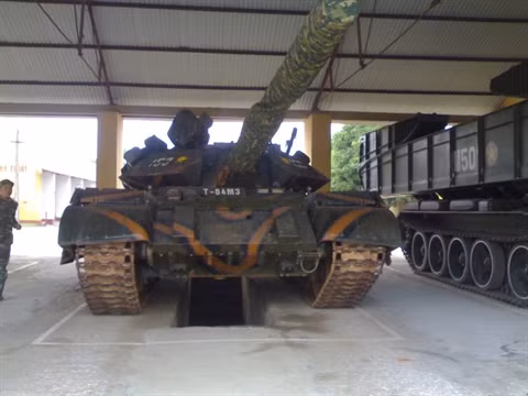 Xe tăng T-54M3 thay thế pháo nòng xoắn D-10T 100mm của T-54B bằng pháo cỡ 105mm kiểu NATO với ốp cách nhiệt nòng pháo, bổ sung thêm khối giáp hộp phản ứng nổ ở mặt trước tháp pháo và mặt trước thân, thêm giáp lồng ở phía sau tháp pháo, lắp đặt giáp váy nhẹ cho xích xe, trang bị một súng cối 60mm, hộp chứa ống phóng lựu đạn khói ngụy trang. Bản nâng cấp có thể nói là khá toàn diện, bổ sung đáng kể cả về công lẫn thủ, xe đã chính thức được bắn thử nghiệm đạt kết quả khá tốt. Ảnh: Xe tăng T-54M3 của Việt Nam.