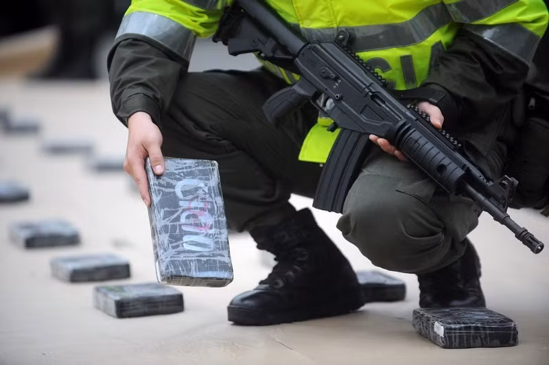 Giống với dòng Galil Ace 31/32, Galil Ace 21 cũng đặt tay kéo bệ khóa nòng ở bên trái thân súng (AK đặt bên phải) cùng miếng che bụi đặc trưng, cơ cấu chuyển đổi chế độ bắn được đặt ở cả hai bên thân súng để giúp người lính thao tác nhanh chóng. Cũng như được trang bị các ray Picatinny cho phép súng có thể mở rộng các loại phụ kiện như ống ngắm, đèn pin, đèn laser, súng phóng lựu kẹp nòng,… Ảnh: Súng Galil Ace 22 - phiên bản tiêu chuẩn của Galil Ace 21.