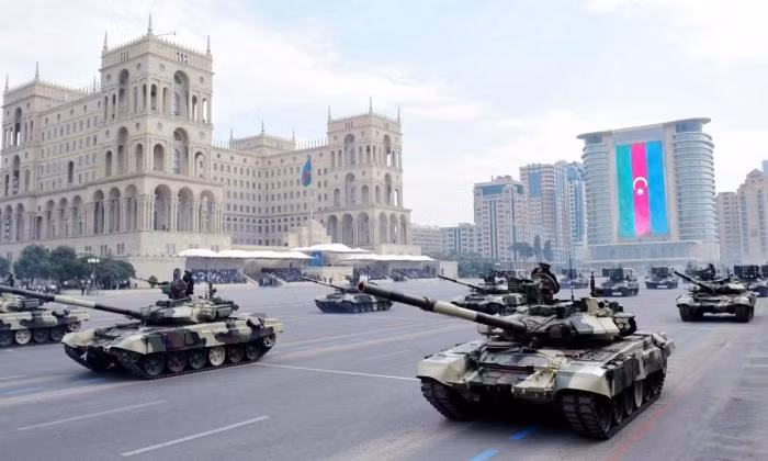 Hiện nay Azerbaijan đang có trong biên chế nhiều vũ khí cực kỳ hiện đại đến từ nhiều quốc gia như Nga, Thổ Nhĩ Kỳ, Israel,… cùng nền kinh tế phát triển hơn nhiều so với đối thủ Armenia vốn “thắt lưng buộc bụng” để mua vũ khí. Phải nhắc thêm rằng, cả hai từng cùng sống chung dưới một mái nhà Liên bang Xô Viết. Ảnh: Biên đội T-90 của Azerbaijan duyệt binh.