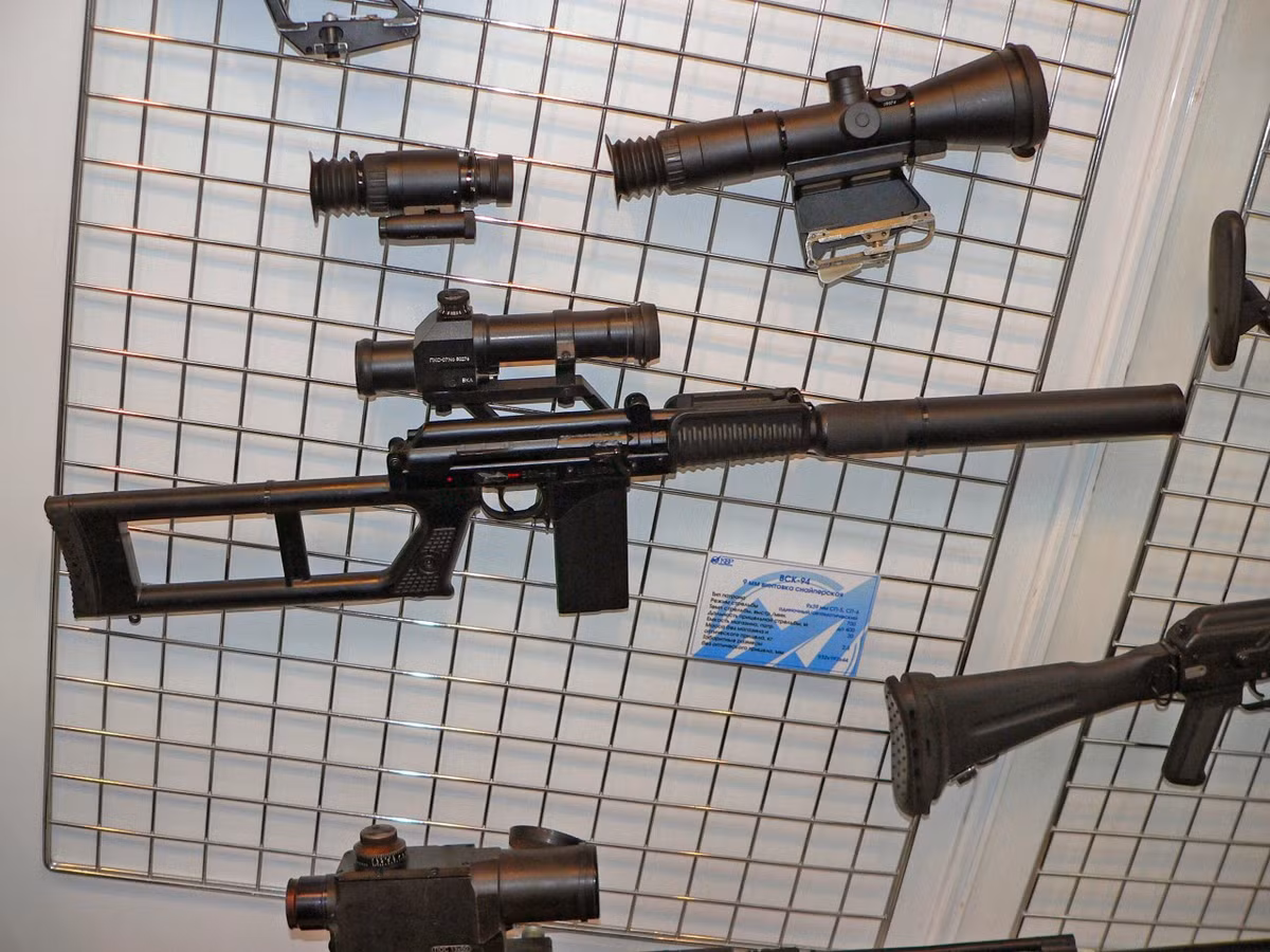 VSK-94 được cho là phiên bản phù hợp túi tiền hơn so với súng bắn tỉa cận âm VSS. Nó sử dụng một hộp tiếp đạn 20 viên được sắp xếp theo kiểu so le hai hàng hoặc hộp tiếp đạn 10 viên như VSS. Độ tản mát của đạn VSK-94 trong phạm vi 100m là dưới 10cm, nghĩa là độ chính xác về hoả lực của súng kém hơn một chút so với khẩu VSS đắt tiền nhưng vẫn đảm bảo khả năng tác chiến vô cùng hiệu quả. Ảnh: Súng bắn tỉa VSK-94 với các ống ngắm khác nhau