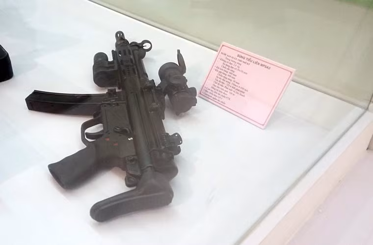 MP5A3 sử dụng loại đạn 9x19 Parabellum thông dụng trong các dòng tiểu liên hệ Âu - Mỹ, cùng tốc độ bắn cực cao 725-800 phát/phút. Ngoài ra súng còn có các ray Picatinny chuyên dụng để lắp thêm ống ngắm, đèn pin hoặc laser. Ảnh: Cận cảnh súng tiểu liên MP5A3.