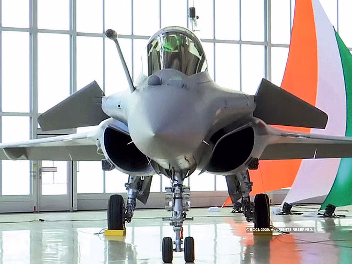 Về phía Ấn Độ, là khách hàng thứ ba của Rafale, cũng là giảm số lượng đặt hàng từ 126 chiếc xuống chỉ còn 36 chiếc. Dự án mua sắm tốn kém này cũng dẫn đến một vụ bê bối lớn của quan chức Ấn Độ với cáo buộc tham nhũng trên quy mô lớn. Ấn Độ đã không có hào hứng gì về việc đặt mua thêm Rafale nhưng đang đàm phán tích cực để mua tiêm kích hạng trung Mig-35 và tiêm kích hạng nặng Su-57 từ Nga. Ảnh: Tiêm kích Rafale của Ấn Độ.