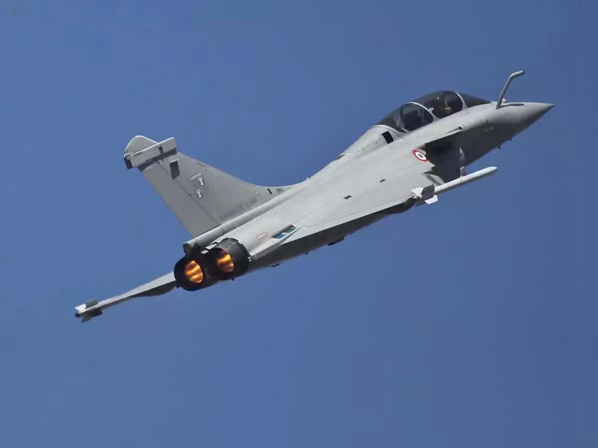 Một điều nữa cản trở sự thành công trong xuất khẩu của Rafale là hiệu suất chiến đấu quá kém. Điều này đồng nghĩa với việc các quốc gia muốn tìm kiếm một mẫu tiêm kích hạng nặng sẽ lựa chọn F-15 của Mỹ hoặc Su-35 của Nga, trong khi các quốc gia muốn tìm kiếm một mẫu tiêm kích hạng trung hoặc hạng nhẹ giá rẻ sẽ tìm đến F-16V, F-18E hoặc Mig-35. Ảnh: Tiêm kích Rafale của Không quân Pháp.