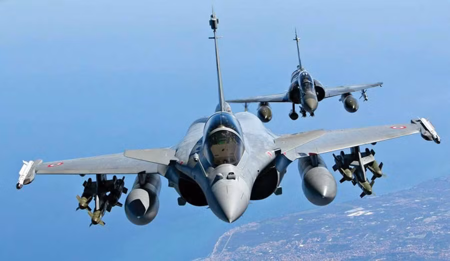 Do đó, Singapore và Hàn Quốc đã chọn cho mình mẫu F-15 mạnh mẽ, Ai Cập đã lựa chọn Su-35 và không tiếp tục mua thêm lô Rafale thứ hai. Trong khi Brazil, Oman, Morocco, Các Tiểu vương quốc Ả Rập Thống nhất và Kuwait đã từ chối mua Rafale. Bộ trưởng Quốc phòng Pháp tuyên bố về việc Rafale thua thầu tại Morocco là vì máy bay quá phức tạp và đắt đỏ, sau đó Morocco đã lựa chọn mẫu F-16V rẻ hơn và vượt trội mẫu tiêm kích Pháp trên nhiều khía cạnh. Ảnh: Biên đội Rafale với vũ khí mạnh mẽ.