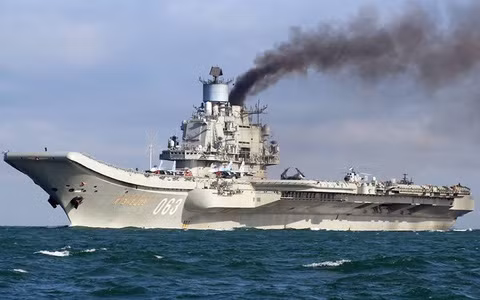 Thật đáng tiếc khi khoảng thời gian tươi đẹp đó không kéo dài. Ngay sau khi Liên Xô tan rã, Ukraine cũng nằm ngoài tầm kiểm soát của Nga. Do mất trung tâm đóng tàu hải quân trong thời kỳ Liên Xô, nên Nga không đủ năng lực tiếp tục đóng tàu sân bay, thậm chí không thể sửa chữa tàu sân bay Kuznetsov.