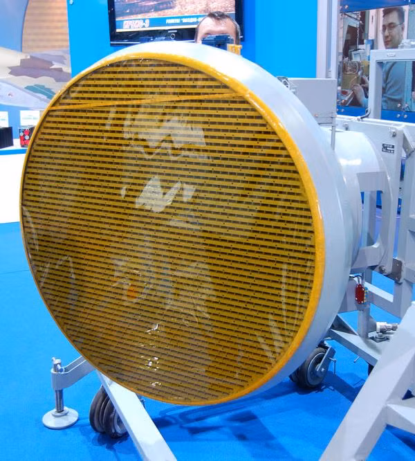 Một nâng cấp khác đó là radar mảng pha thụ động công suất cao N035 "Snow Leopard" (PESA), được coi là một trong những radar đường không mạnh nhất thế giới, với phạm vi phát hiện các mục tiêu trên không đến 400 km. Ảnh: Radar PESA - Nguồn: Wikipedia.