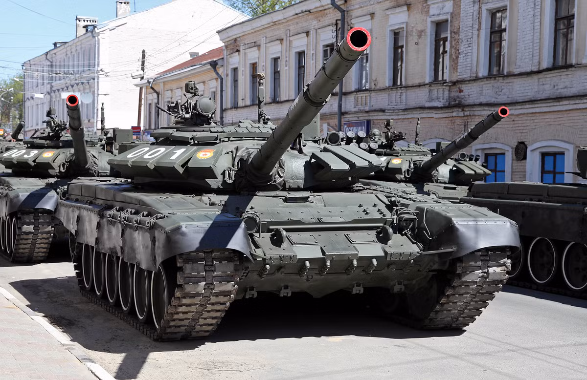 Xe tăng T-72B3 là phiên bản nâng cấp sâu và hiện đại nhất của dòng xe tăng chiến đấu chủ lực T-72 nổi tiếng. Phiên bản T-72B3 Mod 2011 được sử dụng trong cuộc thi Tank Biathlon do nhà máy Uralvagonzavod thực hiện, chính thức biên chế trong quân đội Nga từ sau những năm 2010. Theo đánh giá, nó có sức mạnh có thể nói là gần như tương đương dòng T-90 A/S sau này. Ảnh: Xe tăng T-72B3 Mod 2011 của quân đội Nga chuẩn bị cho duyệt binh.